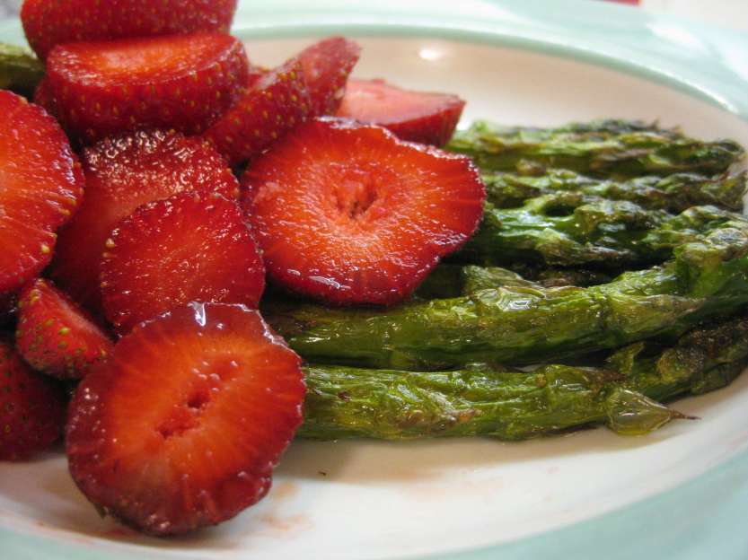 2013 0612 IMG_9352 Asparagus and strawberries