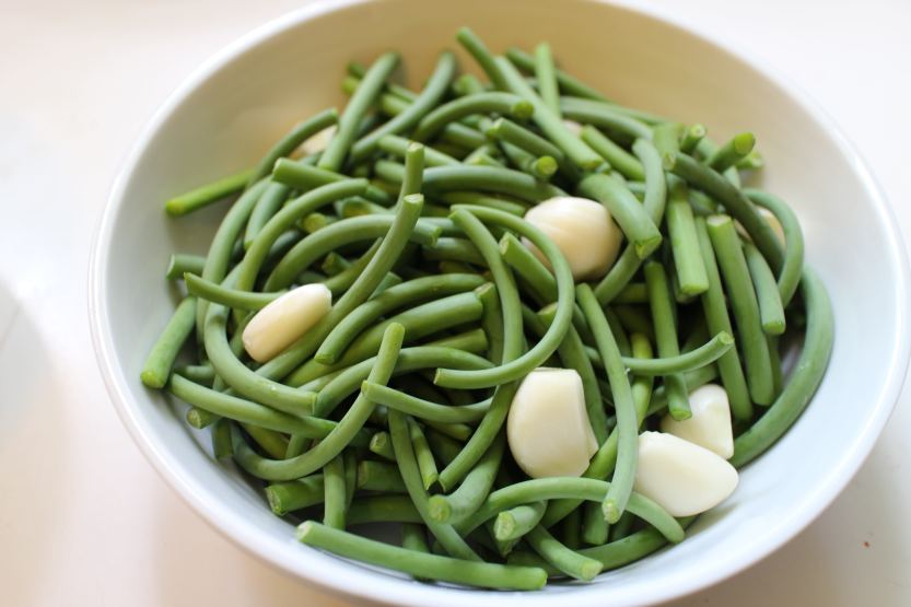 2014 0718 Garlic scapes and cloves