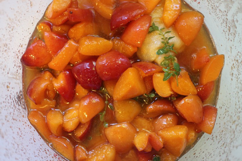 2015 0808  Apricots macerating in sugar and thyme